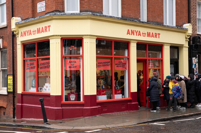 英国の街角で見かける日用品を並べた小さなお店をモチーフにした「ANYA MART」。今年の春、ロンドンに誕生したショップも大人気！　