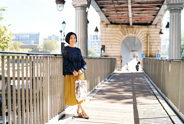 井筒麻三子さん】街でも旅でも大活躍する「マニプリのスカーフ柄トート