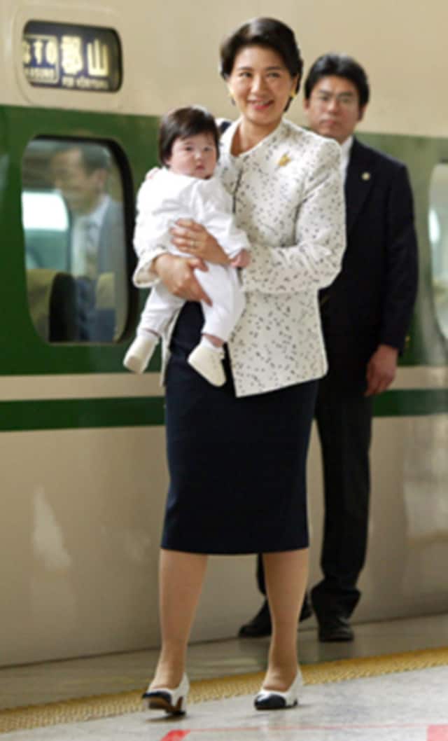 皇后・雅子さまの個性的な柄モノの装い「お気に入りはストライプ