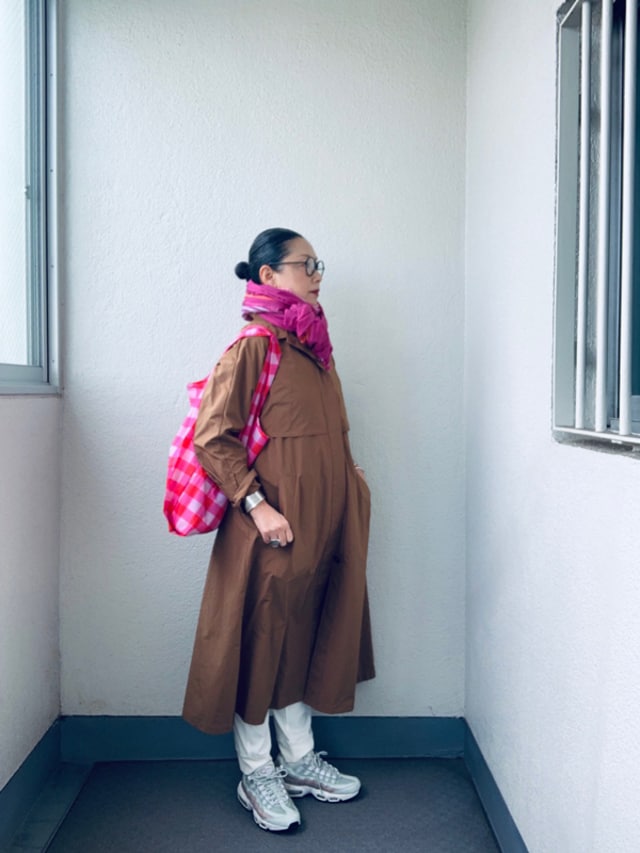 50代ファッション学 ピンク色の小物を身に着ける理由とは 服飾ディレクター岡本敬子さん提案 好きな服を自由に着る Mi Mollet ミモレ 明日の私へ 小さな一歩