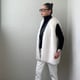 冬の寒さで「タートルネックニット」が活躍。“黒と白”それぞれの着こなし【岡本敬子の50代ファッション】