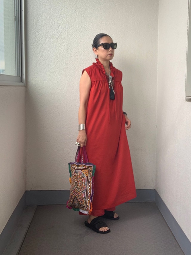 50代からのおしゃれ学 大人こそ 赤 のパワーを味方に 服飾ディレクター岡本敬子さん提案 好きな服を自由に着る Mi Mollet ミモレ 明日の私へ 小さな一歩