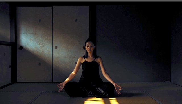 Shiho瞑想 36瞑想 で心の奥にある静かな場所を思い出して モデルshihoの Shiho Meditation Mi Mollet ミモレ 明日の私へ 小さな一歩