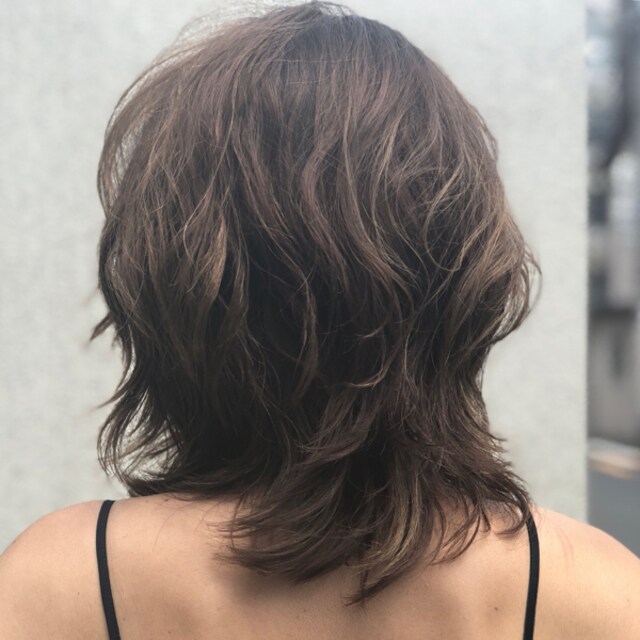 久しぶりにレイヤーを入れて パーマをかけたニューヘアスタイル スタッフの 今日のコーデ Mi Mollet ミモレ 明日の私へ 小さな一歩