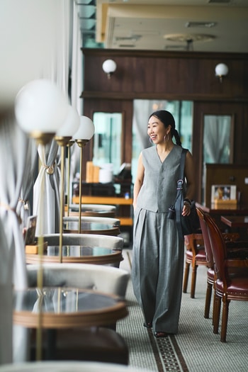 「ワイドパンツ」に「ベスト」。ワンツーで簡単に決まる「セットアップ」で女友達との楽しい時間へ_img0