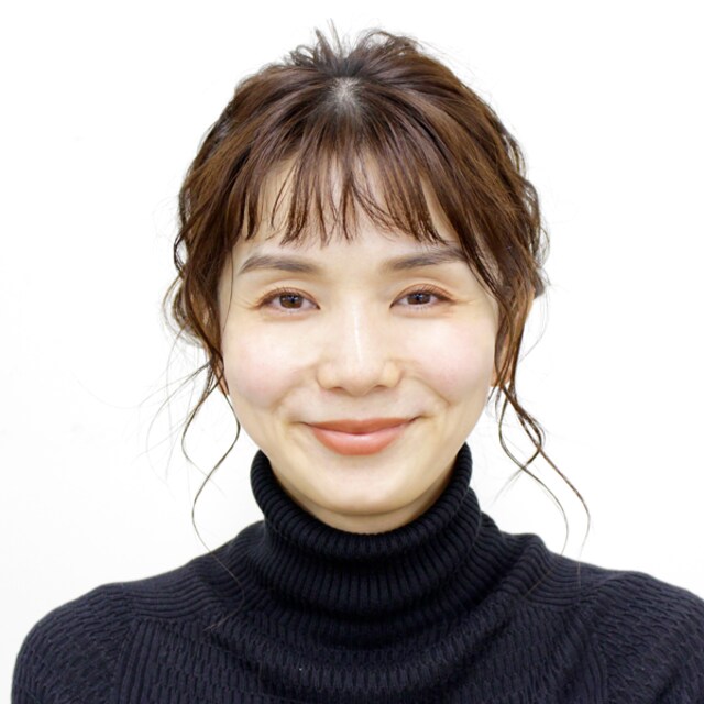 5分で簡単ヘアアレンジ タートルネックで小顔見えする 無造作まとめ髪 簡単 大人のヘアアレンジlesson Mi Mollet ミモレ 明日の私へ 小さな一歩