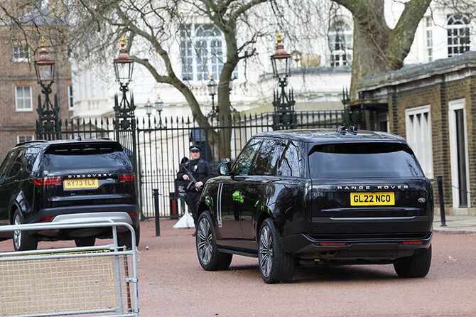 ２月６日、ハリー王子のお車がロンドン、クラレンスハウスに到着。写真：ロイター/アフロ 