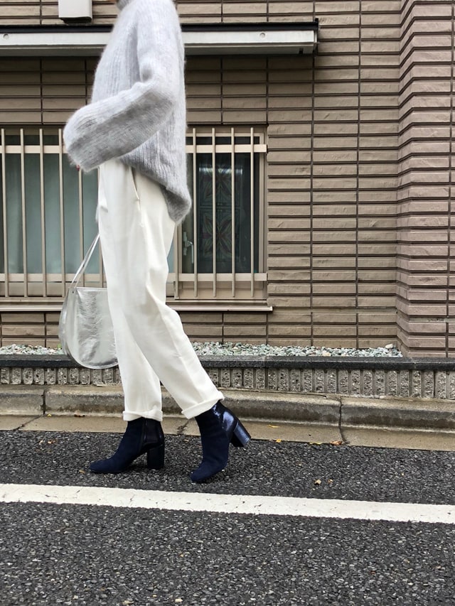 いつもの黒ブーツを ほぼ黒ネイビー に変えたなら Mi Mollet News Flash Fashion Mi Mollet ミモレ 明日の私へ 小さな一歩