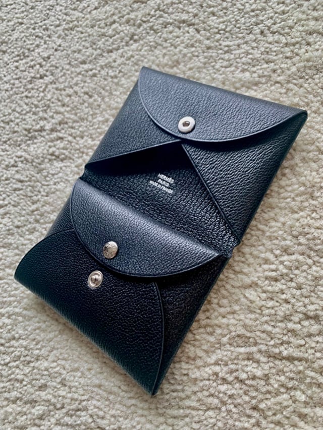 ダイソーのエコバッグにエルメスの財布。スタイリスト斉藤美恵さん愛用