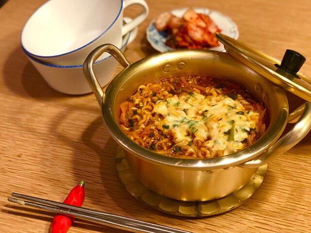 キム秘書はいったい なぜ の世界にどっぷり キムチチーズラーメンのレシピ おうちで韓国ドラマごはん 韓国ドラマで Br キュンキュンしよう Mi Mollet ミモレ 明日の私へ 小さな一歩