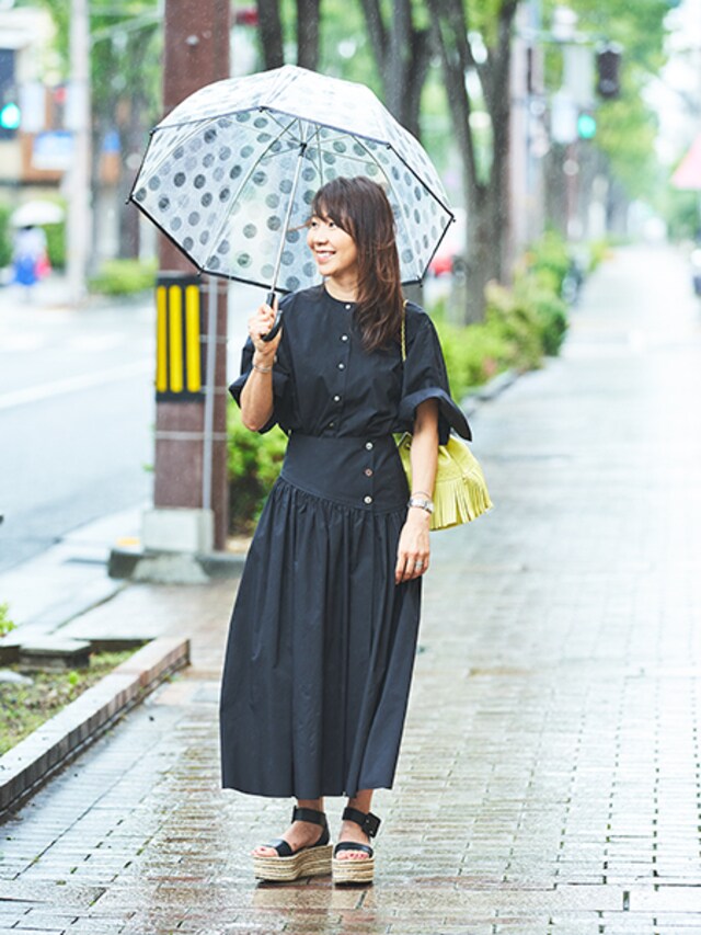 雨の日コーデ 傘と靴と服のおしゃれバランス実例 40代コーデ Br 今日なに着よう のおしゃれサンプル Mi Mollet ミモレ 明日の私へ 小さな一歩