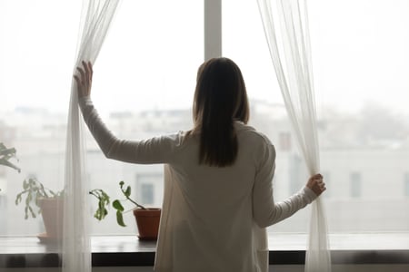 「今日の天気がイマイチでよかった」すこし気が重い休日...40代女性の胸の内は？【人生の午後に詠む短歌 ＃ごごたん】_img0