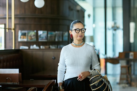 レフ板効果もある「白ニット」は大人の味方！岡本敬子さん流「冬の白」の着こなし術とは？_img0