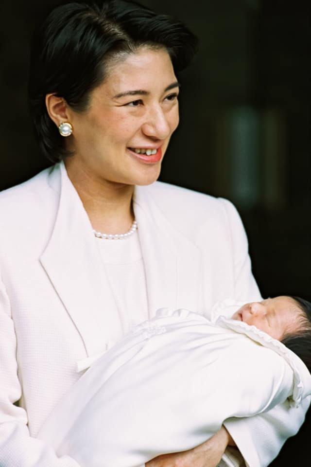 愛子さまご誕生時 美智子さまは 東宮妃は元気でしょうか と涙を浮かべ喜んだ 愛子さまの年 愛子さま物語 成年皇族となられるまでの年の歩み Mi Mollet ミモレ 明日の私へ 小さな一歩