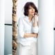 【白シャツ】佐田真由美さんの「Tシャツ代わりに白シャツを着る」方法