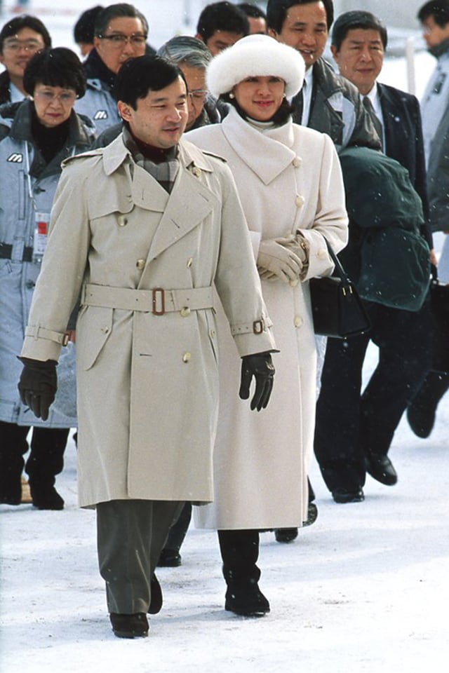 オフホワイトのロングコートにファーの帽子でクラシカルな防寒スタイル