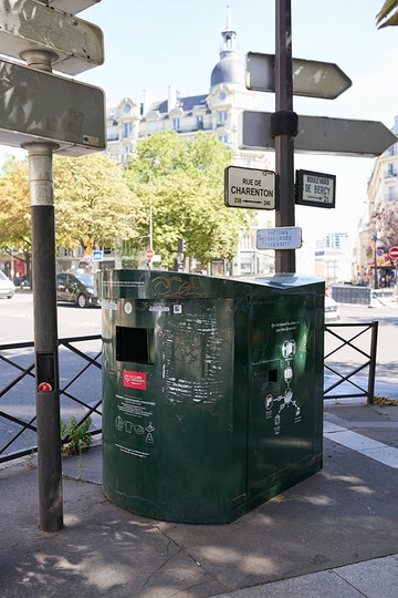 こちらはパリ市内のあちこちにある、洋服リサイクルボックス。ここに入れられた洋服はチャリティショップなどに持ち込まれる仕組み。