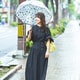 【雨の日コーデ】大人の傘選び。顔が明るく映るが「透明傘」が人気！