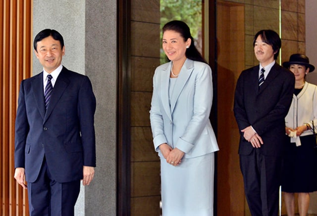 皇太子さまのお見送りはシンプルにブルーのセットアップ パールで 凛として聡明なマニッシュ エレガンス 毎日 雅子さま Mi Mollet ミモレ 明日の私へ 小さな一歩