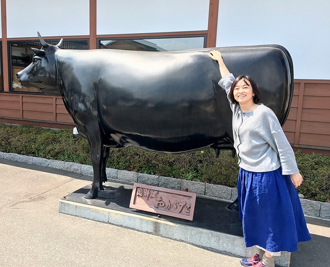 大好きな「小形牧場」のお店の牛の像と。