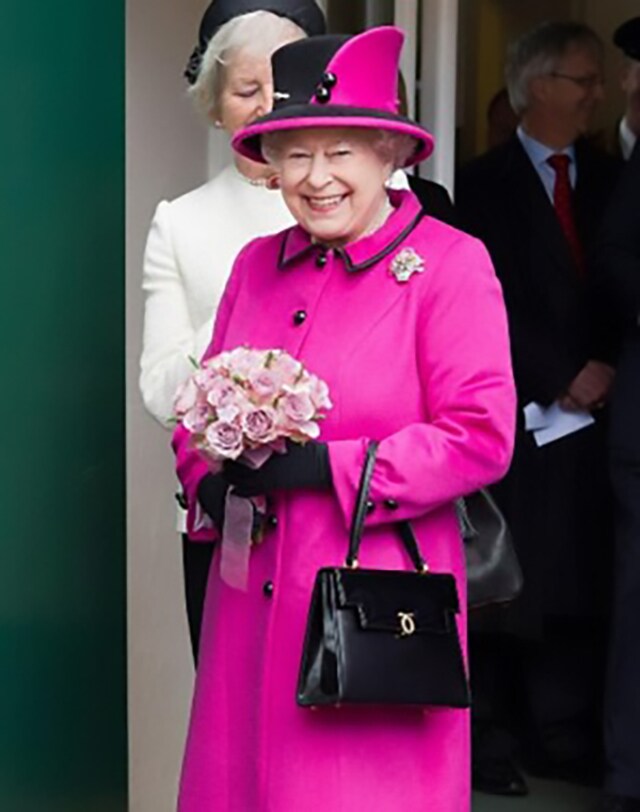 エリザベス女王が愛したハンドバッグ「ロウナー ロンドン」が