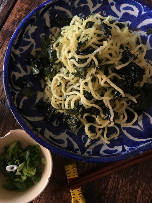 蟹缶と海苔で 香ばしさに惹かれる 大人の焼きそば ひとりでもふたりでも Ayumiのアトリエごはん Mi Mollet ミモレ 明日の私へ 小さな一歩