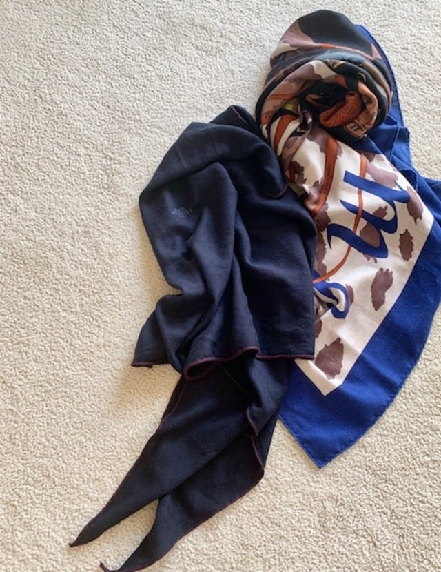 エルメスの“カシミアシルクのスカーフ”が冷房対策に大活躍。軽くて