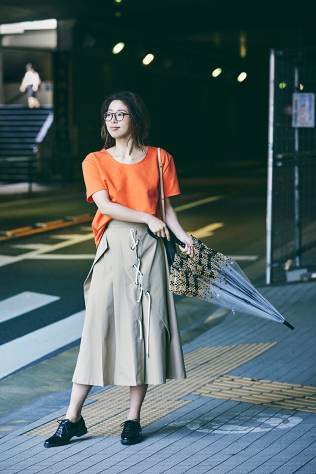 雨の日、濡れてもOKの最新スカートとバッグ事情 | スタイリスト竹村