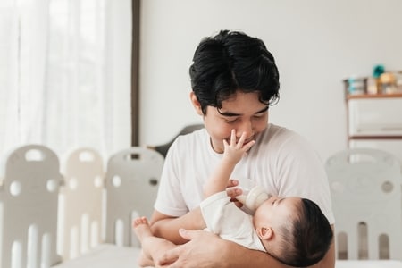 「お金を稼ぐ人間が偉い」そんな偏見が捨てられなかった私。仕事を離れ異国での子育てを選択した夫に思うこと【小島慶子】_img0