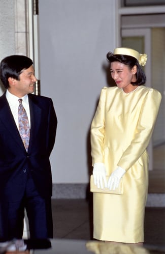 両陛下ご成婚30周年】ご婚約から結納、ご成婚まで。雅子さまの美しい装いを秘蔵写真で一挙に振り返る | 令和の時代に輝く<br> 雅子さまのエレガンス  | mi-mollet（ミモレ） | 明日の私へ、小さな一歩！（2/5）