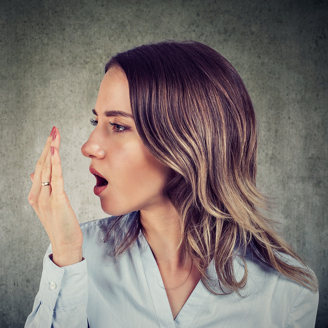 女性に多い「口臭」の原因。見た目で簡単にチェックできる方法とは？