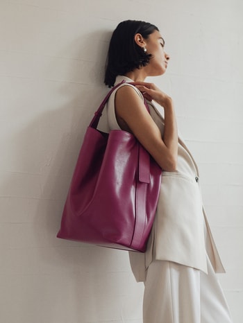 革の美しい造形を生かしたミニマルデザインの上質バッグ。「土屋鞄」に新ウィメンズラインが登場！_img0
