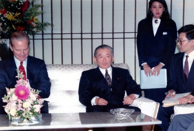 1991年11月、竹下登元首相、ベイカー米国務長官（当時）との会談でそばに立ち、通訳の補佐をお務めになる雅子さま。写真：AP/アフロ