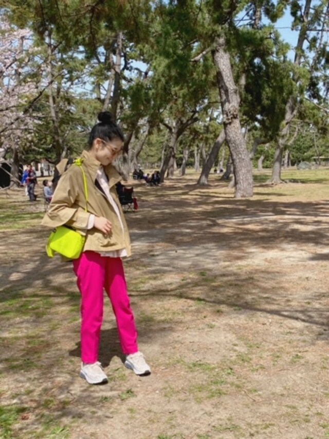 元気がもらえる ネオンカラー 大人のアイテム選びと配色のルールは スタッフの 今日のコーデ Mi Mollet ミモレ 明日の私へ 小さな一歩