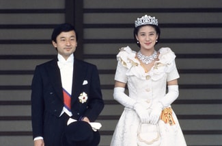 天皇、皇后両陛下、31回目の結婚記念日】雅子さまが「饗宴の儀」でお召しになった、全６着の華麗なドレスと着物に秘められた物語 |  雅子さま<br>「日々のつれづれ」 | mi-mollet（ミモレ） | 明日の私へ、小さな一歩！（1/2）