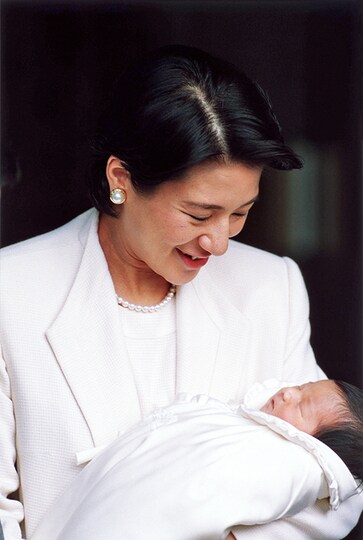 愛子さまを胸に抱かれ、宮内庁病院を退院される雅子さま。写真／JMPA