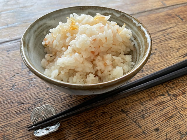 炊くだけ 簡単レシピ 桜海老と梅干しの炊き込みご飯 今日のごはん 何作ろう Gorogoro Kitchenレシピ Mi Mollet ミモレ 明日の私へ 小さな一歩