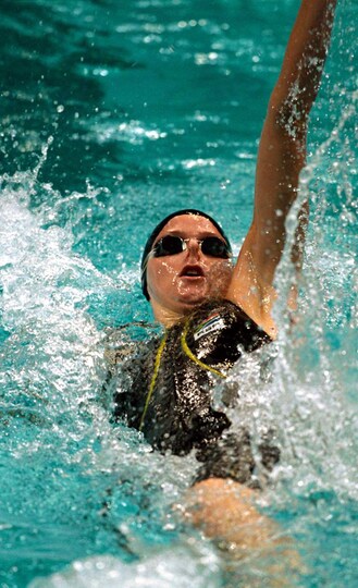 2000年９月17日、シドニー五輪女子背泳ぎ100mに出場。写真：アフロ