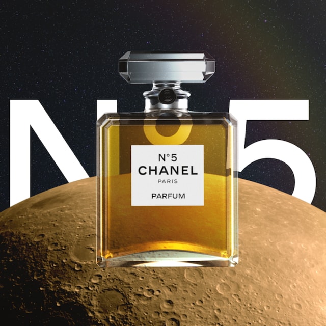シャネルの香水「N°５」誕生から100年、伝説の香水にまつわるショート
