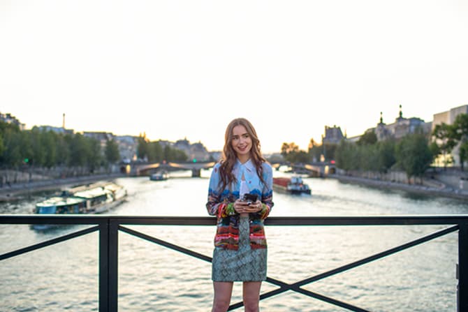 リリー・コリンズ主演『エミリー、パリへ行く』Netflix独占配信中　CAROLE BETHUEL/NETFLIX