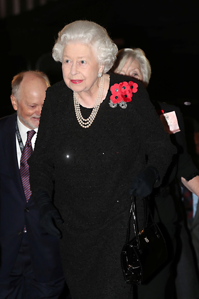 94歳エリザベス女王をお手本に「気品ある黒の着こなし&マスク