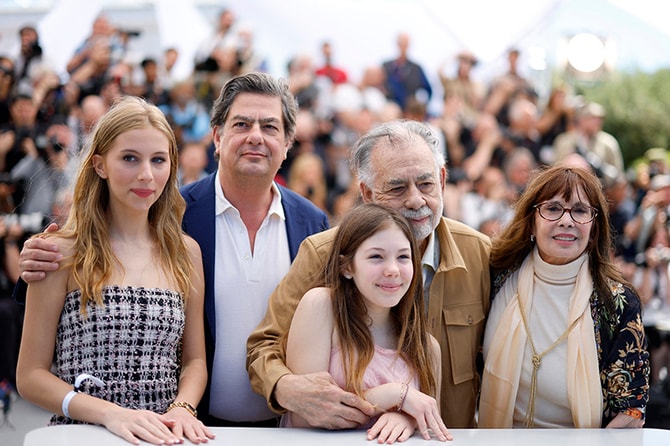 第77回カンヌ国際映画祭に、家族と共に参加したフランシス・フォード・コッポラ監督（中央）。左から孫のロミー、息子で映画プロデューサーのローマン・コッポラ、孫でロミーの妹コジマ、妹で女優のタリア・シャイア。写真：ロイター/アフロ