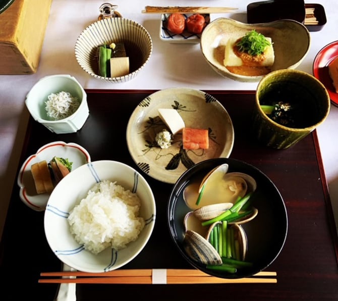 こちらが石葉の朝食。前の晩も美食を堪能しているというのに、このボリュームのある朝食をぺろりと食べられてしまう理由は、ひとえにおいしいから！　としか言いようがありません……