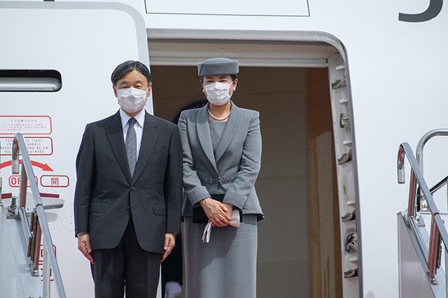 雅子さまが羽田空港で纏ったグレーのお召し物。装いに表れる想いとお